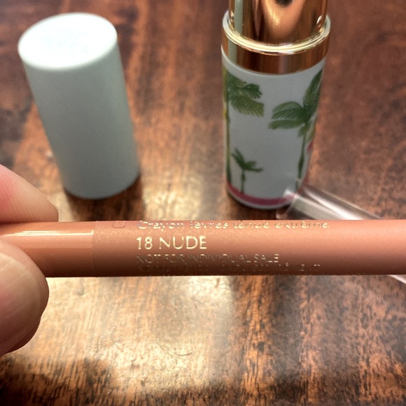 Estée Lauder • Pure Color Envy Lipstick • Full size: 0.12g • Shade: 420 - Picture 7 of 8